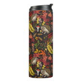 Igel und Herbstwaldflora auf Schwarz Thermosbecher (Nach links gedreht)