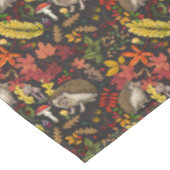 Igel und Herbstwaldflora auf Schwarz Tischdecke (Schrägansicht)