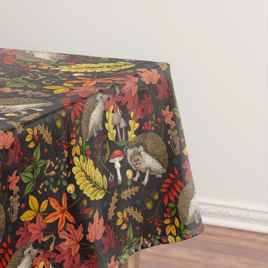 Igel und Herbstwaldflora auf Schwarz Tischdecke (Beispiel)