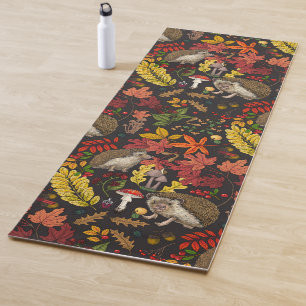 Igel und Herbstwaldflora auf Schwarz Yogamatte