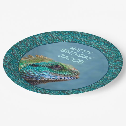 Iguana Happy Birthday Green, Blue, Aquamarin Pappteller (Schrägansicht)