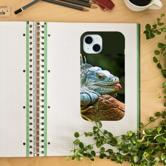 Iguana im Log mit Zungenausgang Case-Mate iPhone Hülle