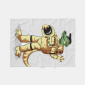 Iguanodon ist in einem Kosmonauten-Raum gekleidet. Fleecedecke (Vorderseite (Horizontal))