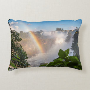 Iguazú Wasserfälle mit Regenbogen, Argentinien Zierkissen