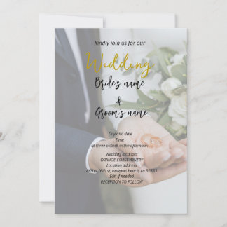 ihn und sie halten Ringe für die Hochzeit, editier Save The Date