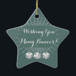 Ihnen viel Buncos wünschen Keramikornament<br><div class="desc">Attraktive Bunco Verzierung für Ihren Weihnachtsbaum oder Anzeigen in Ihrem Büro.  Ihnen viele bunco Weiß Buncos Eigenschaften wünschend drei,  würfeln Sie und ein Sternexplosionhintergrund. Personifizieren Sie diese bunco Verzierung mit Ihren eigenen Feiertags-Sprichwort- oder -brunnenwünschen. Kann als bunco Preis auch verwendet werden.</div>