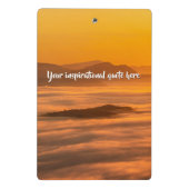 Ihr benutzerdefinierter Text überwindet nebelige L Mini Klemmbrett (Rückseite)