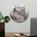 Ihr benutzerdefiniertes Cat-Foto Personalisierter  Runde Wanduhr<br><div class="desc">Personalisieren Sie mit dem Foto Ihrer eigenen Katze auf dieser benutzerdefinierten Haustier-Wanduhr und passen Sie ihren Namen unten an. Ein wunderschönes personalisiertes Geschenk für einen Kätzchenbesitzer,  um seine Liebe zu verewigen.</div>