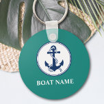 Ihr Bootname Anchor & Rope Schlüsselanhänger<br><div class="desc">Ein personalisierter nautischer Schlüsselanhänger mit Ihrem Bootsnamen, Familiennamen oder anderen Wunschtexten. Dieses einzigartige Design besticht durch ein individuelles Ankeremblem mit einem Seil in klassischem Marineblau und einem eleganten weißen Kreis, der sich auf einem wunderschönen aquamarinen Blau abspielt. Bei Bedarf können Sie die Hintergrundfarbe leicht an Ihre aktuelle Gestaltung anpassen. Macht...</div>