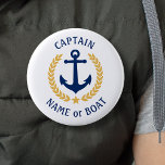 Ihr Bootsname Kapitän Anchor Gold Laurel White Button<br><div class="desc">Ein Personalisierter Button mit Ihrem Bootsnamen, Familiennamen oder anderen gewünschten Text und Captain Titel oder anderen Rang, falls erforderlich. Mit einem eigens dafür entworfenen nautischen Bootsanker, goldfarbenen Lorbeerplakaten und Sternemblem auf weiß oder passen die Primärfarbe leicht an Ihr aktuelles Thema an. Ein tolles Geschenk für Väter Tag, Mütter Tag, Geburtstag...</div>