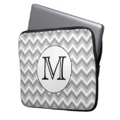 Ihr Brief. Grau Zigzag Muster Monogramm. Laptopschutzhülle (Vorderseite Links)
