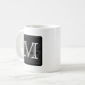 Ihr Buchstabe-Monogramm. Bild des schwarzen Holzes Kaffeetasse (Vorderseite Links)