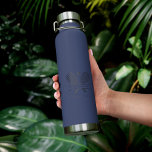Ihr Country Club Name Navy Blue Logo Tennisteam Trinkflasche<br><div class="desc">Passen Sie diese Wasserflasche einfach an, indem Sie den Club- oder Gesellschaftsnamen hinzufügen, indem Sie auf den Knopf "Personalisieren" klicken. Sie können die Schriftart und die Farbe ändern, indem Sie auf "Bearbeiten mit dem Design-Tool" klicken. Ideal für alle Clubs, Geschäfte oder Schulklassen. Bestellen Sie so viele oder so weniger wie...</div>