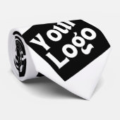 Ihr Design- oder Firmenlogo | Random Platzierung Krawatte (Gerollt)