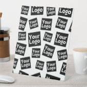 Ihr Design- oder Firmenlogo | Random Platzierung Sockelschild (In Situ)