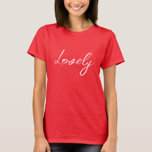 Ihr einfaches, rotes, liebliches Shirt