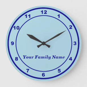Ihr Familienname auf hellblauer runder Wanduhr