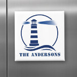 Ihr Familienname oder Text Lighthouse Ozeanwellen Magnet<br><div class="desc">Stilvoller Kühlschrank-Magnet mit Ihrem personalisierten Familiennamen oder anderen Texten und einem individuellen klassischen Leuchtturm mit Meereswellen in Marineblau auf Weiß oder wählen Sie Hintergrundfarben,  um Ihre Einrichtung. Macht ein großartiges,  einzigartiges Geschenk.</div>