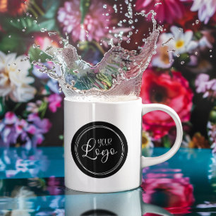 Ihr Firmenlogo auf schwarzem Kreis Kaffeetasse