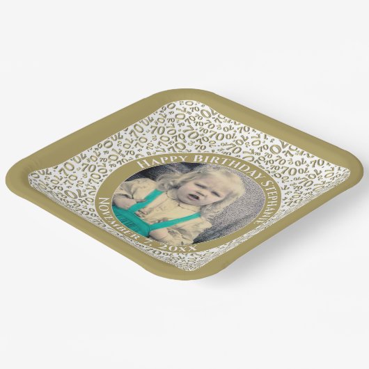 Ihr Foto 70 Random Number Pattern Gold/Weiß Pappteller (Gewinkelt)