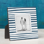 Ihr Foto Blue Stripes Fotoplatte<br><div class="desc">Ein farblich blau-weiß gestreiftes Streifenmuster sorgt für ein schönes Bild für Ihr Lieblingsstift auf dieser Tischplatte mit eingebautem Soal. Das Bild wird direkt auf die Hartplatine gelegt, um ein atemberaubend knuspriges Bild mit einer leicht abwischbaren, sauberen Oberfläche zu erhalten. Gut als Geschenk oder um Ihr Lieblings-Foto in Ihrer Zuhause anzuzeigen....</div>