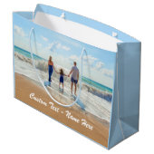 Ihr Foto-Geschenktasche mit Cystom-Textname Große Geschenktüte (Rückseite Schrägansicht)