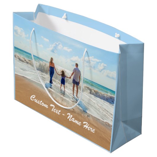 Ihr Foto-Geschenktasche mit Cystom-Textname Große Geschenktüte (Rückseite Schrägansicht)