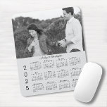 Ihr Foto heißt Personalisiert Gray 2025 Calendar Mousepad<br><div class="desc">Behalt die Person, die du in der Nähe Liebe, mit einem personalisierten 2025 Kalendermauspad. Ersetzen Sie das Beispiel-Foto und die Namen in der Sidebar durch das eigene. Der benutzerdefinierte Text befindet sich in einem eleganten schwarzen Skript-Schriftart. Unten ist es ein leicht zu lesender schwarzer Kalender 2025 auf einem neutralen grauen...</div>