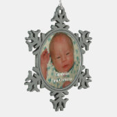 Ihr Foto Personalisiertes Baby Erste Weihnachten Schneeflocken Zinn-Ornament (Links)