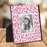 Ihr Foto rosa Leoparden Fotoplatte<br><div class="desc">Ein rosa-weiße Leopardenmuster, das dimensioniert aussieht, schafft einen wunderschönen Rahmen für Ihr Lieblings-Foto auf dieser Tischplatte mit integriertem Soal. Das Bild wird direkt auf die Hartplatine gelegt, um ein atemberaubend knuspriges Bild mit einer leicht abwischbaren, sauberen Oberfläche zu erhalten. Gut als Geschenk oder um Ihr Lieblings-Foto in Ihrer Zuhause anzuzeigen....</div>
