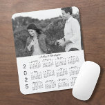 Ihr Foto trägt Personalisierte 2025-Kalender Mousepad<br><div class="desc">Behalt die Person, die du in der Nähe Liebe, mit einem personalisierten 2025 Kalendermauspad. Ersetzen Sie das Beispiel-Foto und die Namen in der Sidebar durch das eigene. Der benutzerdefinierte Text befindet sich in einem eleganten schwarzen Skript-Schriftart. Unten ist es ein leicht zu lesender schwarzer Kalender 2025 auf einem weißen Hintergrund....</div>