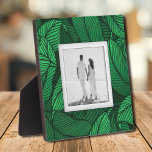 Ihr Foto Tropical Blätter Fotoplatte<br><div class="desc">Ein tropisches Blatt-Pflanze-Muster, das dimensioniert aussieht, schafft einen wunderschönen Rahmen für Ihr Lieblings-Foto auf dieser Tischplatte mit eingebautem Aasel. Das Bild wird direkt auf die Hartplatine gelegt, um ein atemberaubend knuspriges Bild mit einer leicht abwischbaren, sauberen Oberfläche zu erhalten. Gut als Geschenk oder um Ihr Lieblings-Foto in Ihrer Zuhause anzuzeigen....</div>