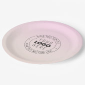 Ihr hochgeladenes Logo | Editierbarer Circle Text Pappteller (Schrägansicht)