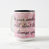 Ihr Lächeln lasse die Ermutigung der Welt veränder Zweifarbige Tasse (Vorderseite Links)