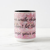 Ihr Lächeln lasse die Ermutigung der Welt veränder Zweifarbige Tasse (Mittel)