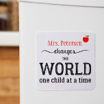Ihr Lehrername Typografie-Zitat Magnet<br><div class="desc">Personalisierte "YOUR LEHRER verändert die Welt ein Kind nach dem anderen" nachdenkliche Typografie Zitat in rot,  schwarz und weiß. Machen Sie ein nachdenkliches Dankeschön an Ihren Lehrer! — Bitte beachten Sie,  dass die Hintergrundfarbe verändert werden kann (nach Auswahl von CUSTOMIZE Option).</div>