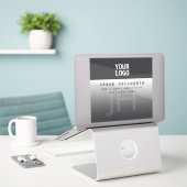 Ihr Logo, Geschäftsname und Monogramm Aufkleber (Laptop auf Schreibtisch)