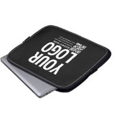 Ihr Logo mit editierbarem QR-Code und Text Laptopschutzhülle (Vorne Knopf)
