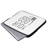 Ihr Logo mit editierbarem QR-Code und Text Laptopschutzhülle (Vorne Knopf)