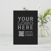 Ihr Logo mit editierbarem QR-Code und Text Save The Date (Stehend Vorderseite)