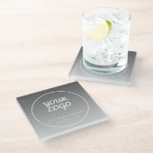 Ihr Logo und bearbeiteter Text | Dark Gray Ombre Glasuntersetzer (Schrägansicht)