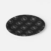 Ihr Logo und bearbeiteter Text | Wiederholmuster Pappteller (Schrägansicht)