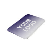 Ihr Logo und die bearbeitbare Hintergrundfarbe Badematte (Schrägansicht)