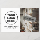 Ihr Logo und Ihr Foto Minimalistischer moderner QR Flyer (Vorne)