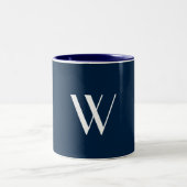Ihr Monogramm in Marine & Weiß Zweifarbige Tasse (Mittel)