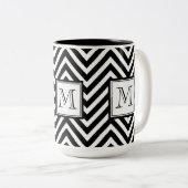 IHR MONOGRAMM, SCHWARZES ZICKZACK ZWEIFARBIGE TASSE (VorderseiteRechts)