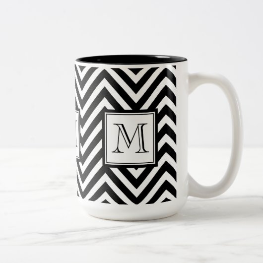 IHR MONOGRAMM, SCHWARZES ZICKZACK ZWEIFARBIGE TASSE (Rechts)