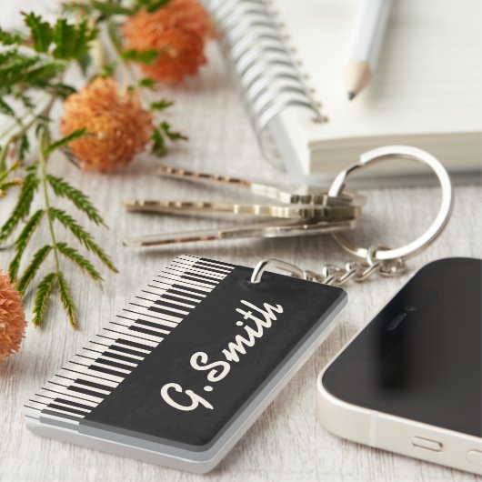 Ihr Name auf der schwarzen und weißen KlavierTasta Schlüsselanhänger (Vorderseite rechts)