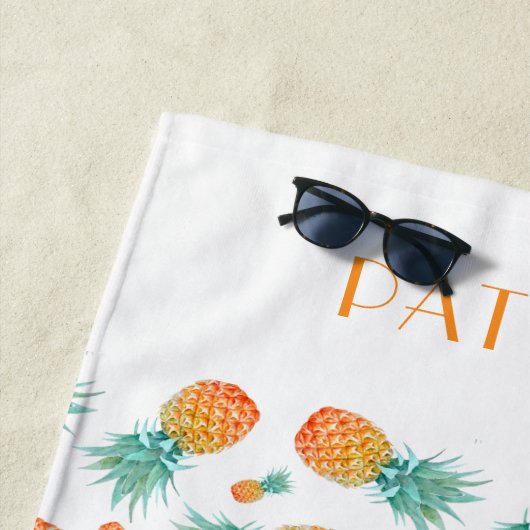 Ihr Name auf einem Ananas-tropisches Fruchtmuster Strandtuch (Beispiel)