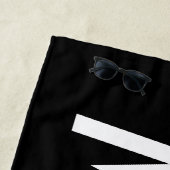 Ihr Name, fett weißer Text | Schwarz Strandtuch (Beispiel)